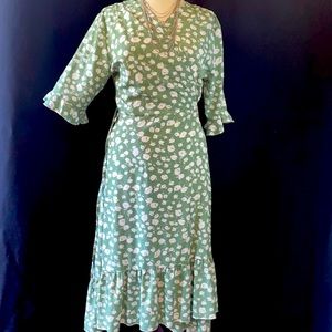 Pistachio GREEN floral wrap dress. Between L and XL